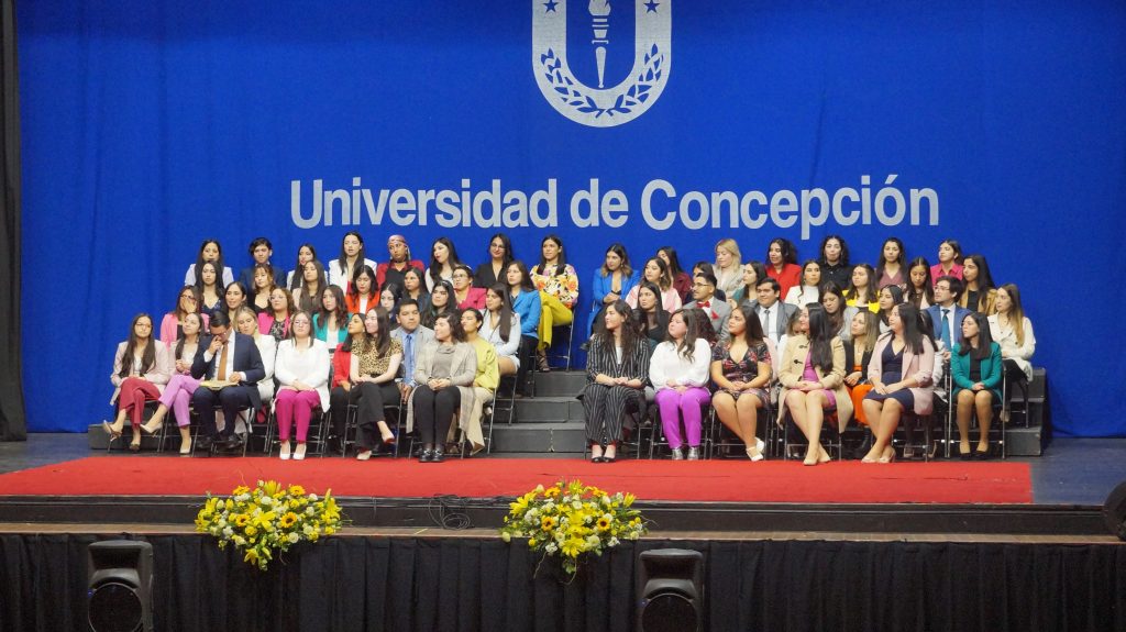 Tras arduo trabajo del Depto. de Obstetricia y Puericultura: Generación 2021 tuvo especial titulación en el Teatro Universidad de Concepción